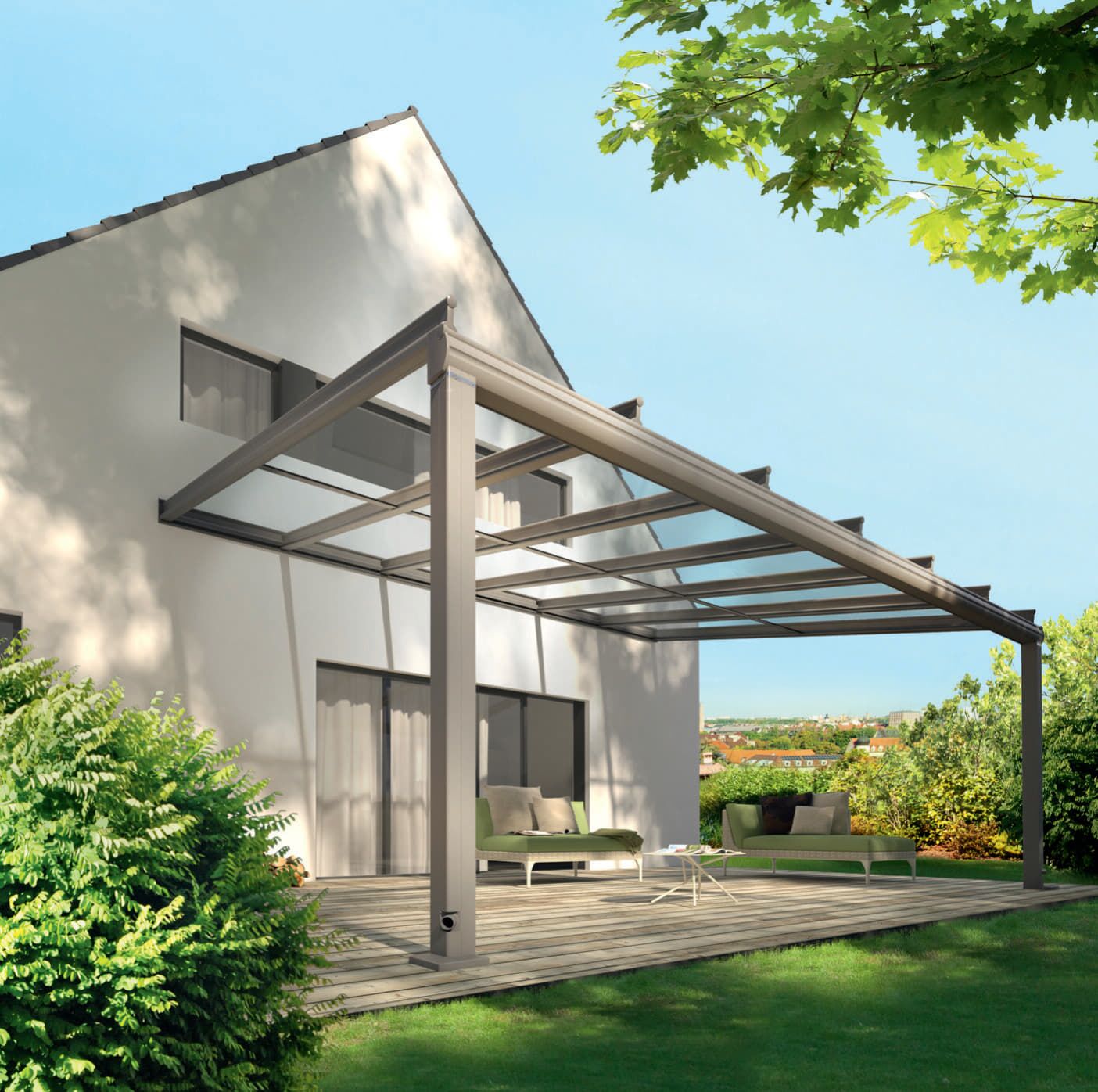 Terrassenüberdachung mit Sonnenschutz am Wohnhaus