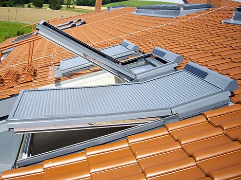 Rollladen für Dachfenster als Sonnen- und Hitzeschutz