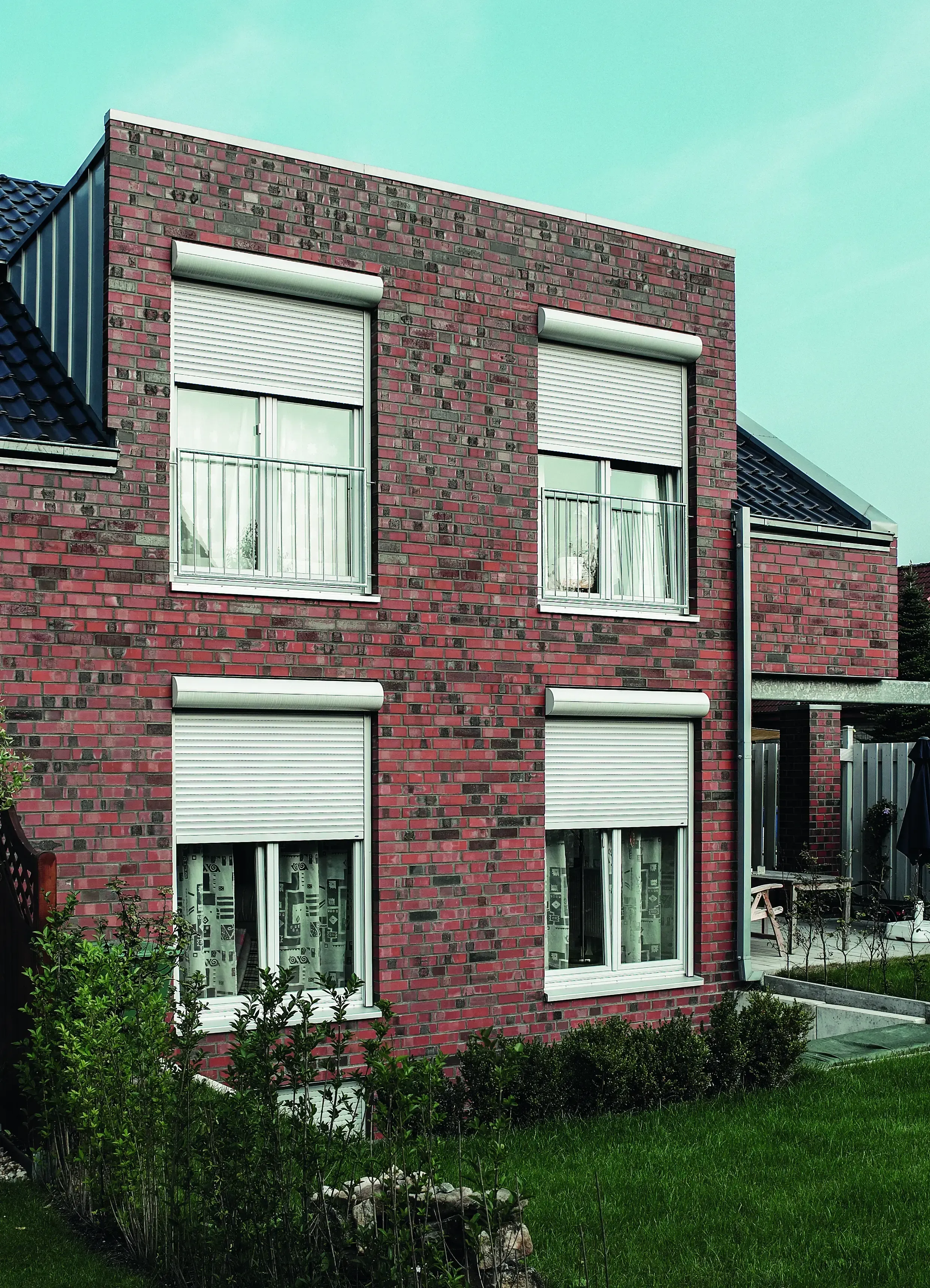 Vorbaurollladen als nachrüstbarer Sonnenschutz für Fenster