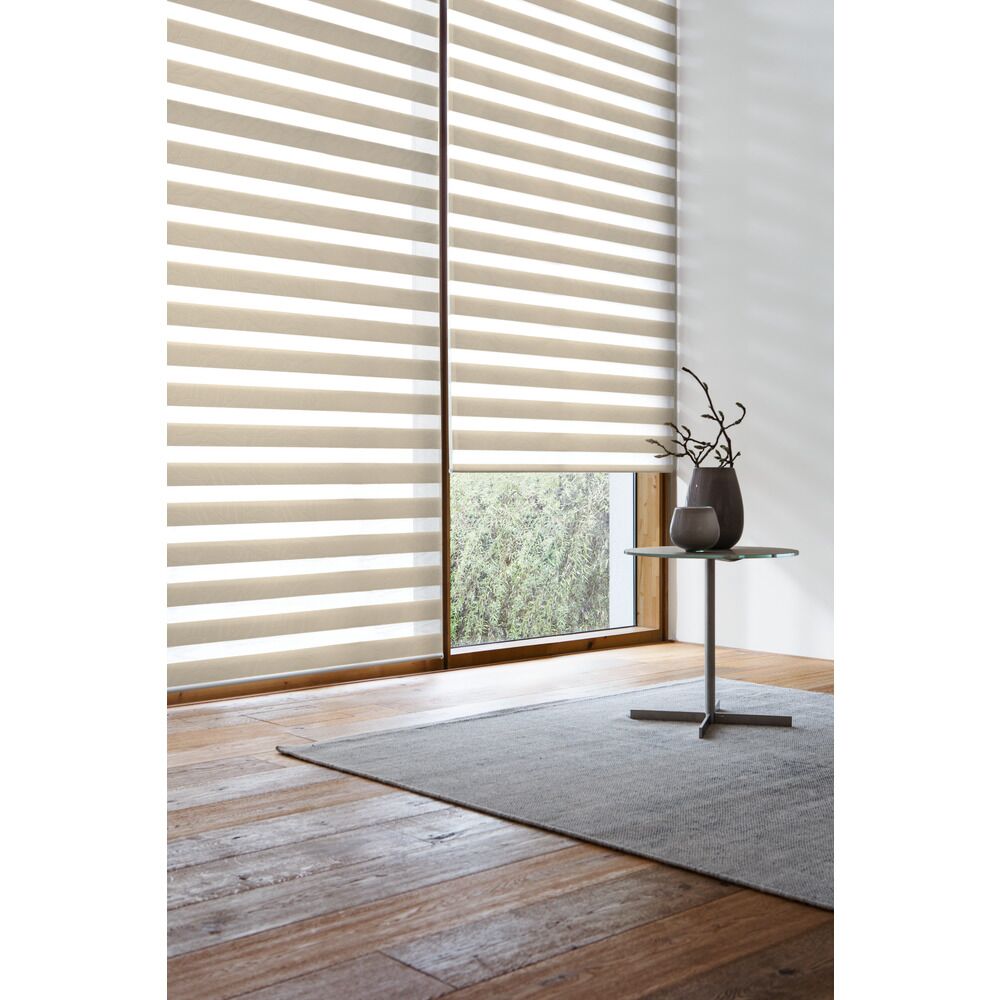 Doppelrollo als innenliegender Sonnenschutz mit variabler Lichtsteuerung