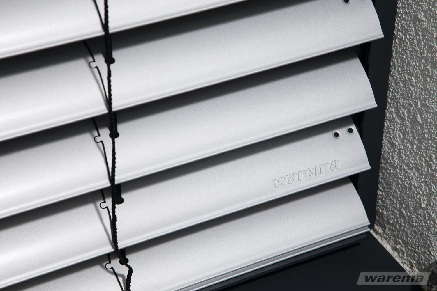 Raffsoren als dekorativer Sonnenschutz mit verstellbaren Lamellen