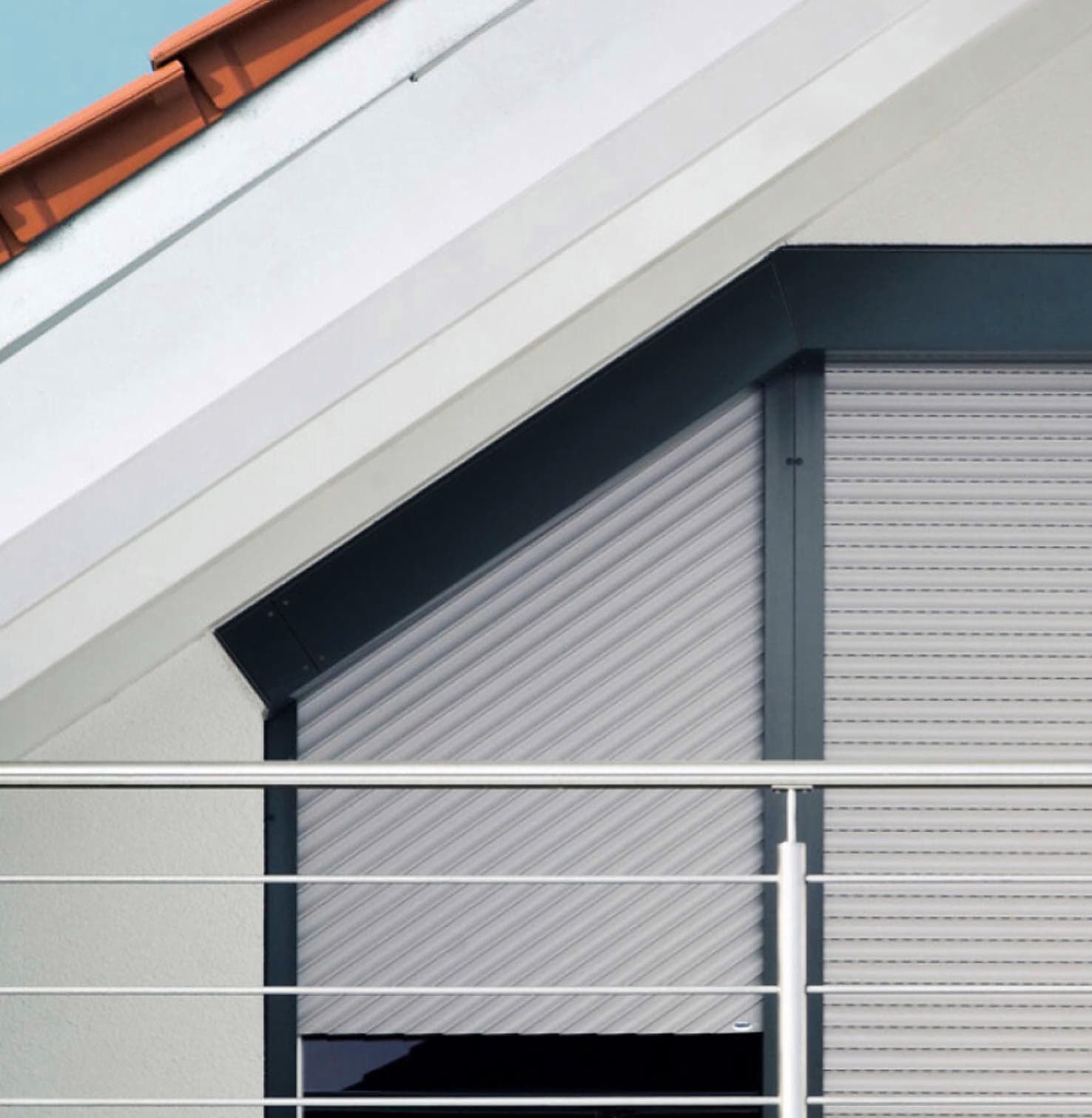 Aluminium-Rollläden am Fenster als Sonnenschutz und Sichtschutz