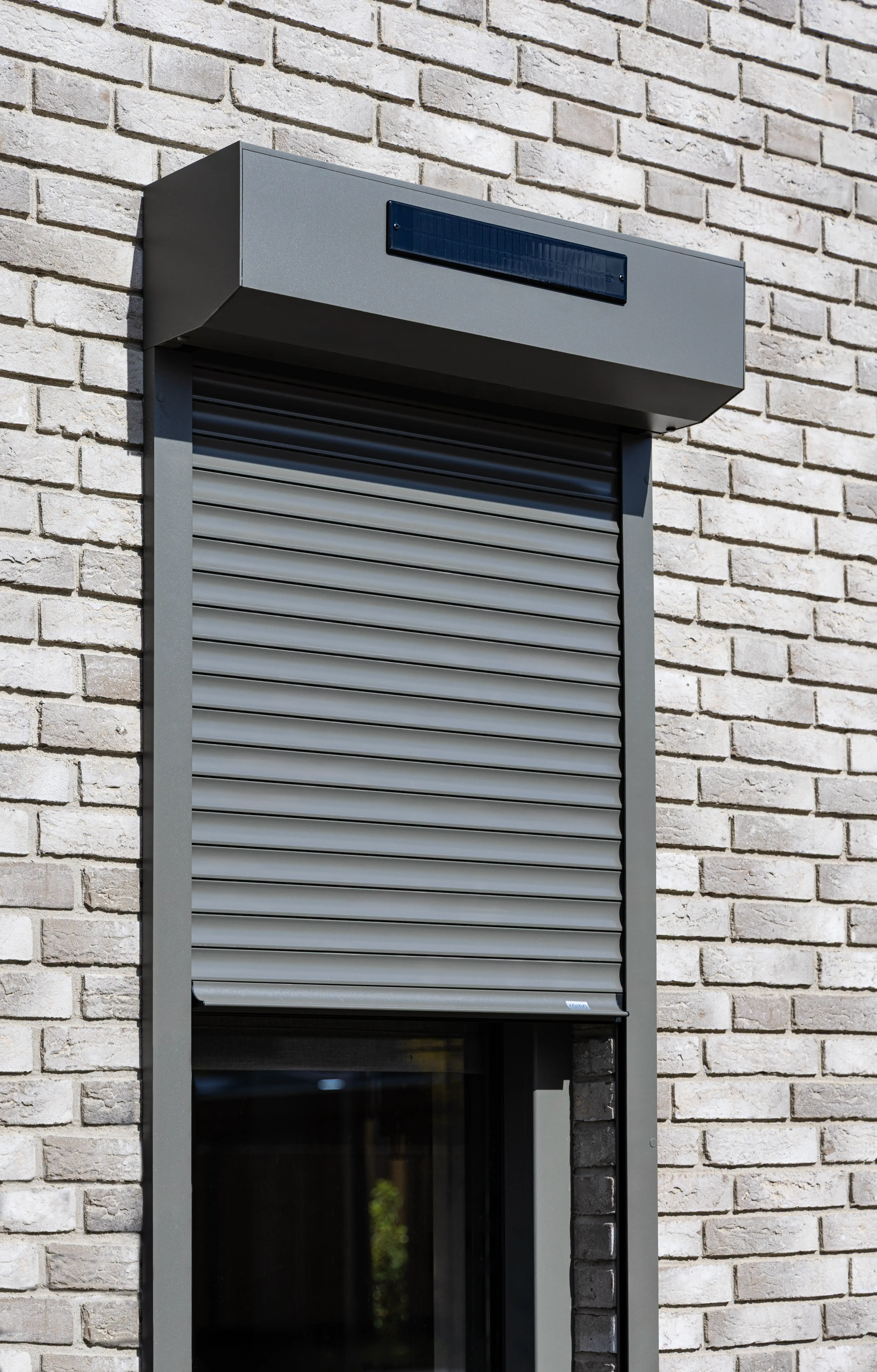 Rollladen mit Solarantrieb für energieeffizienten Sonnenschutz