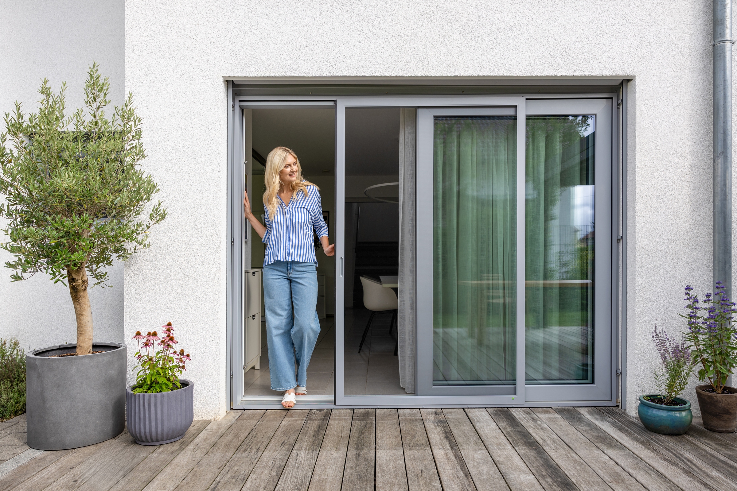 Insektenschutz-Schiebetür am Terrassenausgang – Schutz vor Mücken und Fliegen