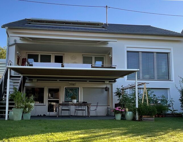 Sonnenschutz-Produkt in moderner Wohnumgebung